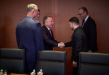 Zelensky se Reúne Com Enviados dos EUA em Berlim Para Negociações de Cessar-Fogo Com a Rússia