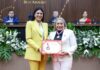 Deputada Mayra Dias concede Medalha do Mérito Legislativo à secretária Zeila Cardoso por relevante atuação em Parintins