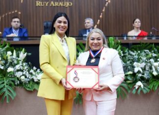 Deputada Mayra Dias concede Medalha do Mérito Legislativo à secretária Zeila Cardoso por relevante atuação em Parintins