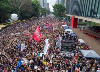 Manifestantes se reúnem na Avenida Paulista contra o feminicídio no Brasil