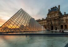 Vazamento de água danifica 400 livros do acervo do Museu do Louvre