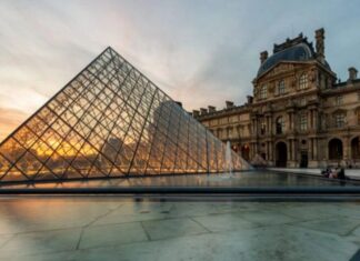 Vazamento de água danifica 400 livros do acervo do Museu do Louvre