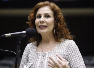 Câmara mantém mandato de Carla Zambelli