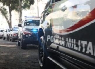 Homem mata pai decapitado com uma enxada e alega ter ouvido vozes