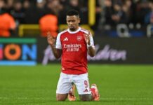 Gabriel Jesus celebra volta aos gramados após 11 meses com vitória