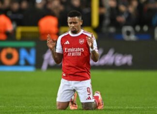 Gabriel Jesus celebra volta aos gramados após 11 meses com vitória