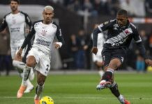 Com sete pendurados, Corinthians evita cartões e vai completo para volta