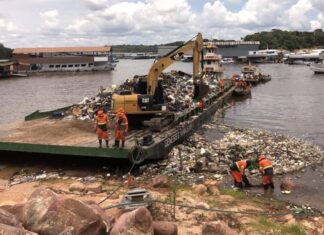 Prefeitura de Manaus acelera limpeza na marina do Davi e remove acúmulo de resíduos no Tarumã