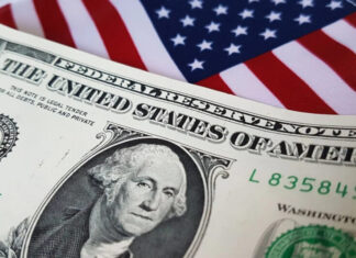 Dólar sobe e Bolsa afunda com pesquisa eleitoral, Copom e payroll