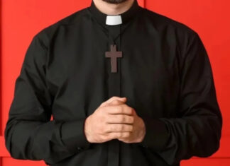 Padre é indiciado por importunação sexual após denúncia em comércio de brusque