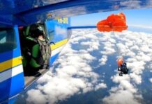 Paraquedista fica preso à asa de avião durante salto na Austrália