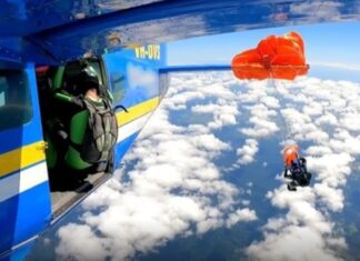 Paraquedista fica preso à asa de avião durante salto na Austrália