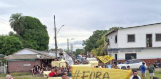 Protesto em Boa Vista do Ramos pede saída do prefeito Jarlen CB após briga com presidente da Câmara