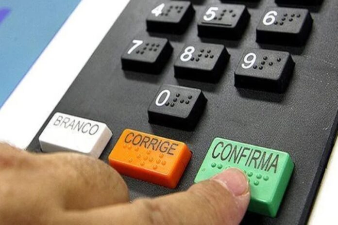 Eleitor-e-preso-em-Joao-Pessoa-ao-tirar-foto-da-urna-eletronica