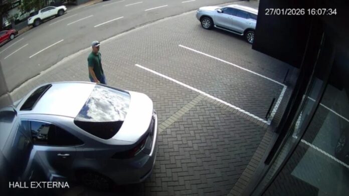 RS_ homem se passa por cliente e furta caminhonete de concessionária