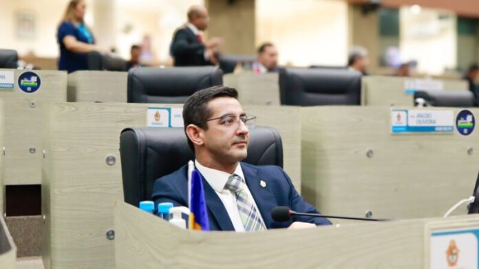 Saimon-Bessa-protocola-requerimento-e-pede-a-recuperacao-da-Rua-dos-Granitos-na-zona-Norte-de-Manaus