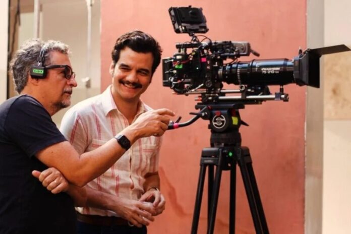 Wagner-Moura-e-Kleber-Mendonca-Junior-nos-bastidores-de-O-Agente-Secreto