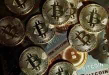 Bitcoin fecha em alta e recupera perdas após aversão a riscos políticos