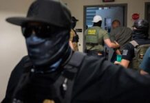 Documento do ICE permite que agentes entrem em residências sem mandado