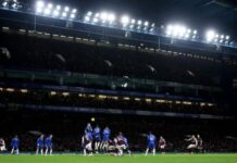 Chelsea é multado após garrafa ser arremessada em jogo da Premier League