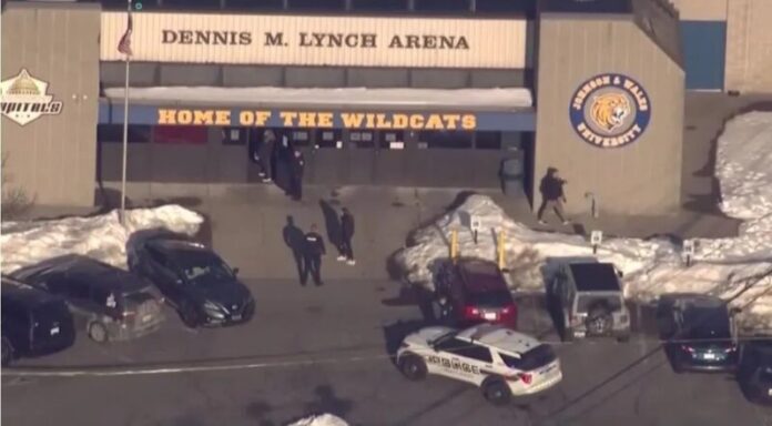 Atirador mata menina e fere dois em pista de hóquei nos Estados Unidos