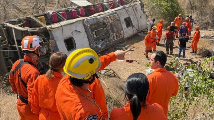 Corpos de 5 vítimas de acidente com ônibus em AL são velados coletivamente