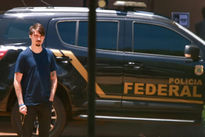 Jair-Renan-Bolsonaro-deixa-a-superintendencia-da-Policia-Federal-apos-visitar-o-pai