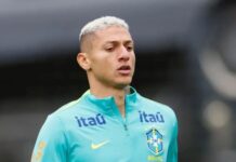 Richarlison doa R$ 200 mil a jovem que teve as duas pernas amputadas