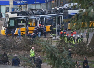Bonde descarrila em Milão e deixa um morto e cerca de 40 feridos