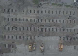 Dezenas de covas são abertas no Irã para estudantes mortas em guerra