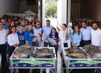 Diego Afonso acompanha entrega de pescado a famílias no Amazonas