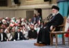 Iranianos protestam contra morte de Khamenei em Teerã, mostra mídia estatal