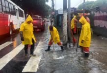 Prefeitura de Manaus intensifica serviços de limpeza e desobstrução de caixas coletoras no Centro