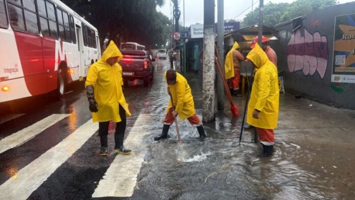 Prefeitura de Manaus intensifica serviços de limpeza e desobstrução de caixas coletoras no Centro 1