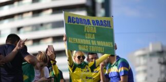 Ato “Acorda Brasil” reúne manifestantes na Ponta Negra com críticas a Lula e aos ministros do STF