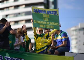 Ato “Acorda Brasil” reúne manifestantes na Ponta Negra com críticas a Lula e aos ministros do STF