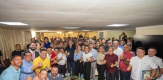 Omar reúne 105 lideranças e diz: “Política é proposta”, ao defender construção de programa de Estado para o Amazonas