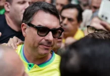 O figurino moderado de Flávio Bolsonaro e o comício que flopou na Paulista