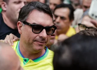 O figurino moderado de Flávio Bolsonaro e o comício que flopou na Paulista