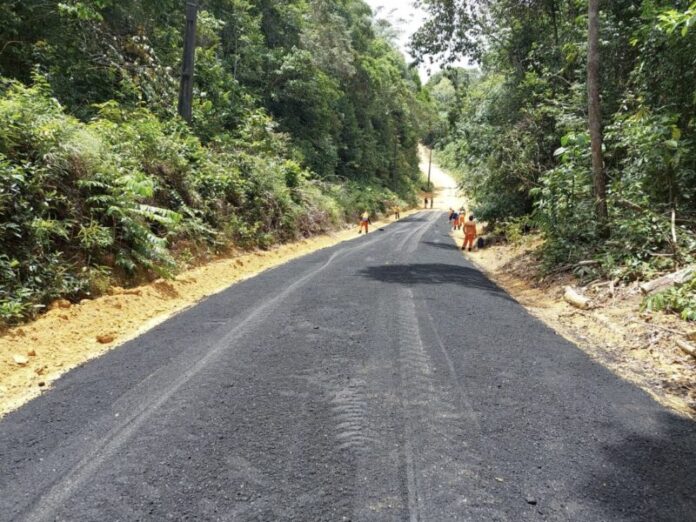 Prefeitura de Manaus avança na zona rural e pavimenta ladeira do ramal do Dantas