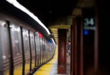 Homem esfaqueia três pessoas no metrô de Nova York e é morto pela polícia