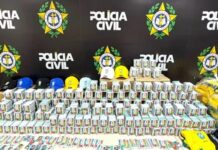 Polícia apreende 200 mil figurinhas falsificadas da Copa do Mundo