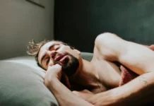 Falar durante o sono costuma ser inofensivo, mas alguns sinais exigem atenção
