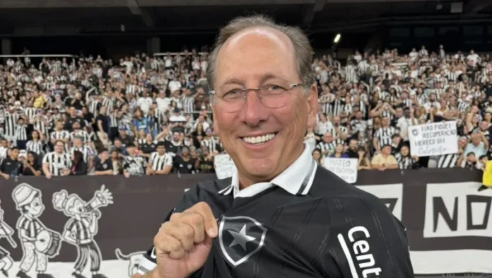 John-Textor-no-gramado-Botafogo-x-Corinthians-Brasileirao-2025-e1753623274689