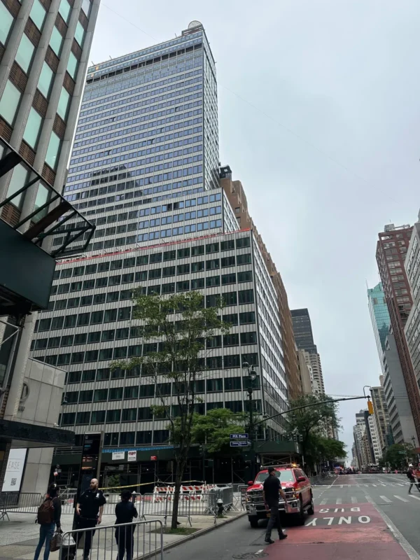 Um-predio-e-isolado-em-Nova-York-em-7-de-julho-apos-colunas-entortarem