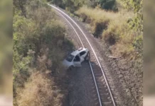 Carro capota e cai sobre trilho de trem na BR-262 em Minas Gerais; quatro pessoas ficam feridas