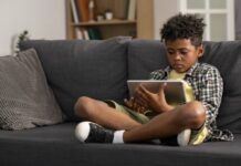 Uso excessivo de telas nas férias escolares acende alerta para a saúde mental e cognitiva das crianças