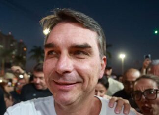 Maria da Penha é “pedaço de papel” que não defende mulher, diz Flávio