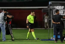 Vitória rebate Abel Ferreira após críticas a Luan Cândido e defende lateral em nota oficial