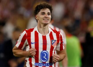 Julián Álvarez volta a treinar no Atlético em meio a novela com o Barcelona